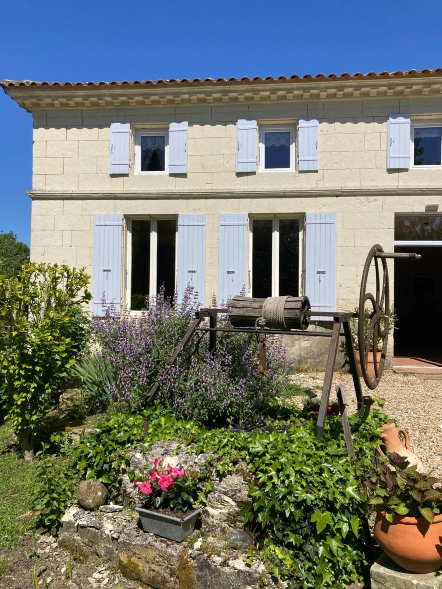 Les Ganivelles Apartment Saint-Dizant-du-Gua Exterior photo